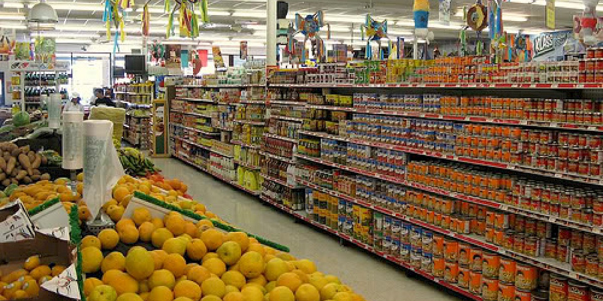 ARE THERE GROCERY STORES IN AKUMAL?