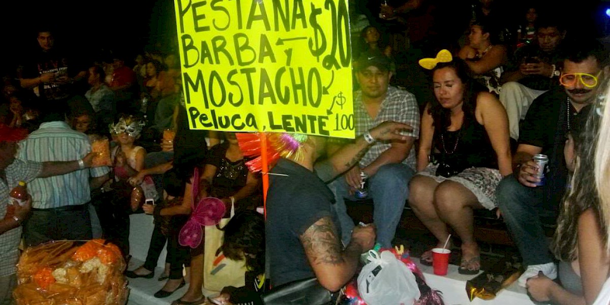 MULTITUDES, CORONAS Y DISFRACES EN EL CARNAVAL DE COZUMEL