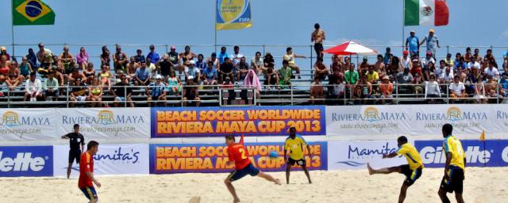 SOL, ARENA Y CERVEZAS EN LA COPA MUNDIAL DE FÚTBOL PLAYA EN PLAYA