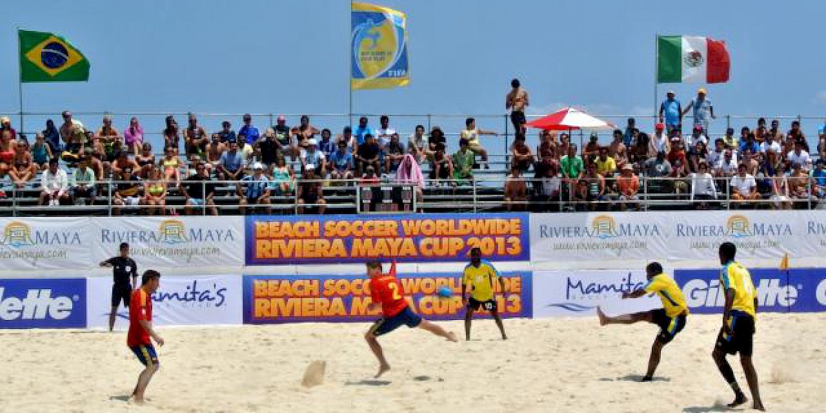SOL, ARENA Y CERVEZAS EN LA COPA MUNDIAL DE FÚTBOL PLAYA EN PLAYA