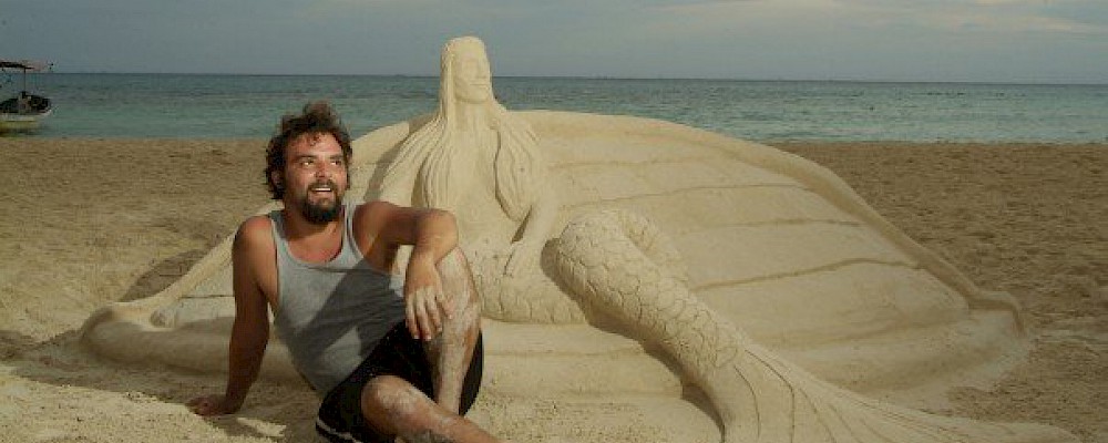 CONSTRUYENDO CASTILLOS DE ARENA EN PLAYA DEL CARMEN