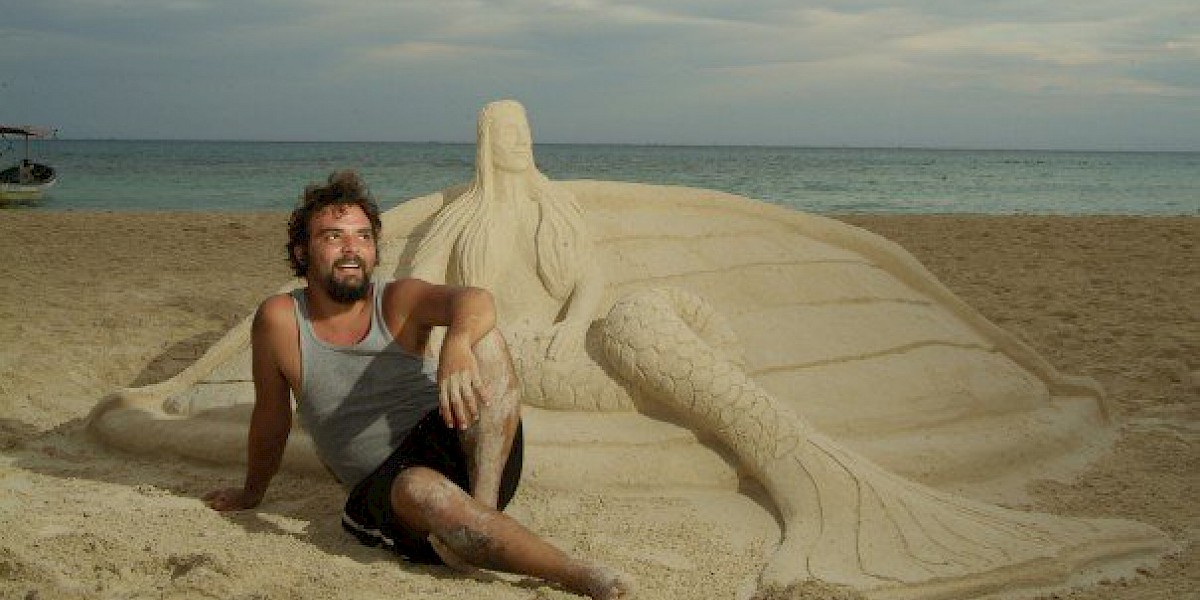 CONSTRUYENDO CASTILLOS DE ARENA EN PLAYA DEL CARMEN