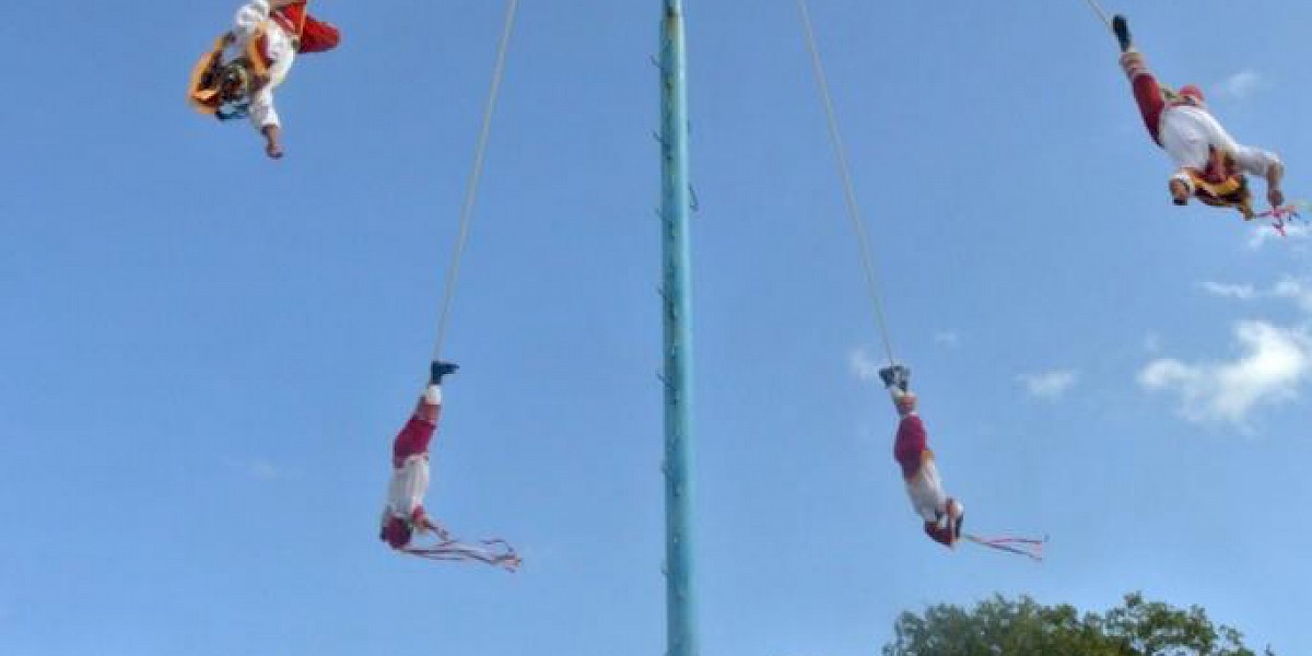 THE COLORFUL RITUAL OF THE PAPANTLA FLYERS